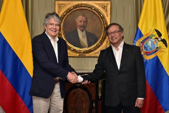 Fotografía cedida por la Presidencia de Colombia que muestra al presidente de Ecuador, Guillermo Lasso (i), y al de Colombia, Gustavo Petro (d).