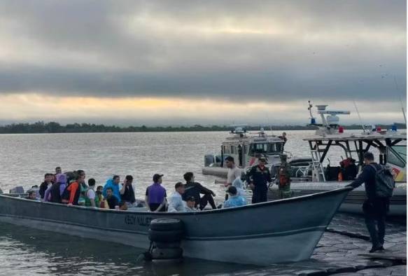 La lancha fue interceptada en su intento por cruzar la frontera colombiana con destino a Panamá.