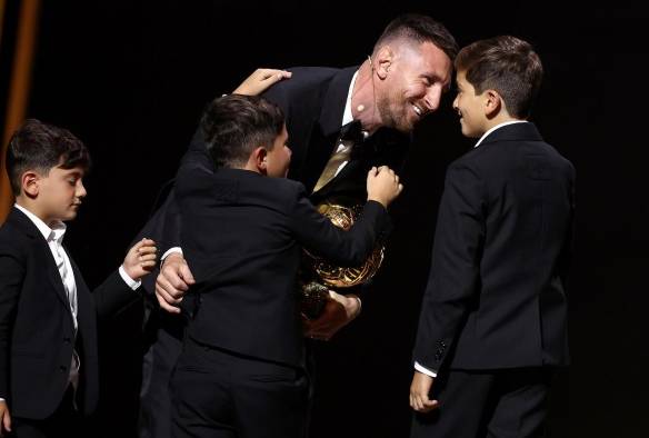 Lionel Messi celebrando su octavo Balón de Oro junto a sus hijos.