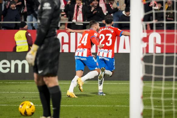 Los jugadores del Girona, Iván Martín (d) y Portu, celebran el cuarto gol de su equipo.