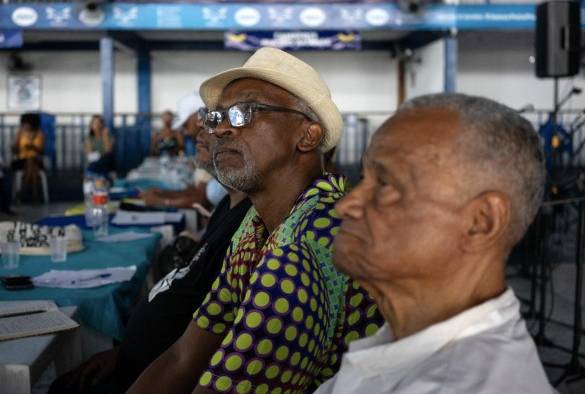 Elias José Alfredo (izq.), militante del quilombo Raça e Classe, asiste a una audiencia pública sobre la conciencia de los negros y la reparación de la esclavitud, en el cuartel de la escuela de samba Portela en Madureira, Río de Janeiro, Brasil, el 18 de noviembre de 2023.