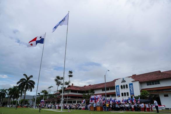 Se lleva a cabo la vigésimo primera siembra de banderas panameñas.