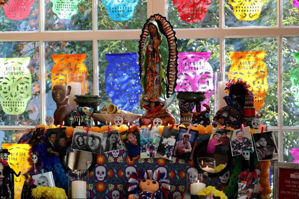 El altar está compuesto por tres niveles, decorados con calaveritas de azúcar, catrinas, pan de muerto, velas, papel picado y figuras mexicanas como alebrijes, que están coronados por una imagen de la virgen de Guadalupe y un arco de flores de cempasúchil.