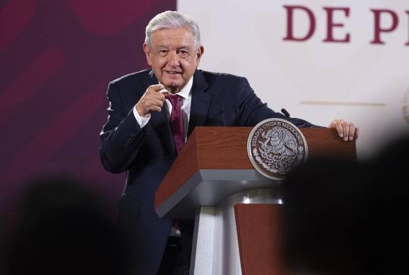 Fotografía cedida hoy, por la presidencia de México, del mandatario mexicano, Andrés Manuel López Obrador, durante una rueda de prensa en Palacio Nacional de la Ciudad de México (México).