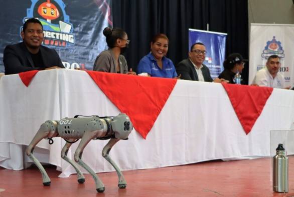 En la mesa principal estuvieron, el viceministro, Ariel Rodríguez; el director de la AIG, Luis Oliva; el representante de Fundesteam, Marvin Castillo y  la directora Regional de Educación de San Miguelito, Jessenia Vega; entre otros invitados.