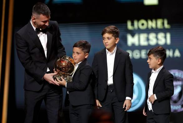 Lionel Messi junto a sus tres hijos durante la gala del Balón de Oro.