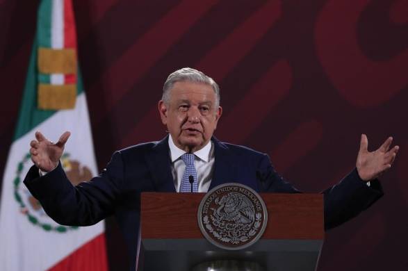 El presidente mexicano, Andrés Manuel López Obrador, habla hoy durante una rueda de prensa en el Palacio Nacional de la Ciudad de México (México).