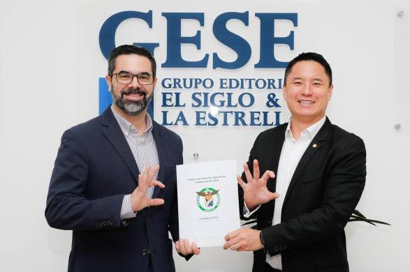 Santiago Porcell, gerente general de GESE (izq.) junto a Michael Chen, presidente de la Cámara de Comercio, Agricultura e Industria de Colón (der.).