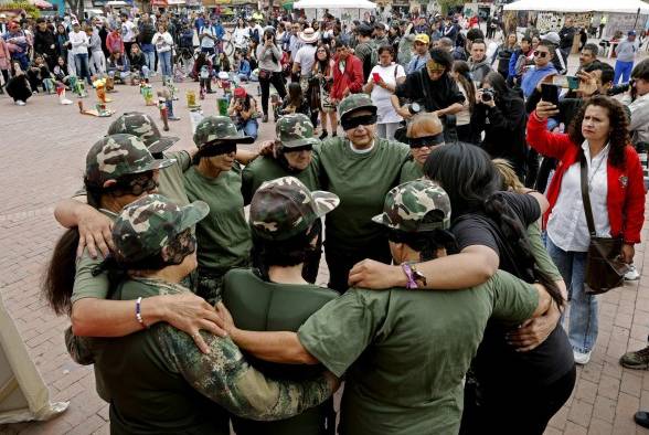 Las mujeres, algunas se vendaron los ojos como muestra de paz.