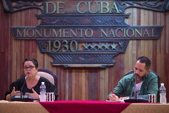 La directora del Festival Internacional del Nuevo Cine Latinoamericano,Tania Delgado Fernández (i), habla durante una conferencia de prensa hoy en La Habana (Cuba). EFE/Yander Zamora