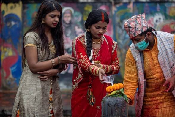 Mujeres nepalíes celebran el festival Teej, en donde piden por su matrimonio