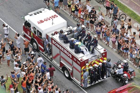 El féretro fue llevado al cementerio sobre un camión de bomberos.