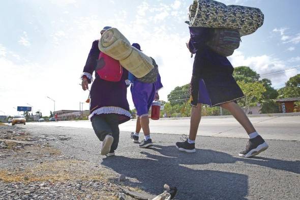 Los “romeros” o peregrinos que participan en esta romería son fáciles de identificar si portan el tradicional hábito morado y el cinturón blanco ceñido a la cintura.