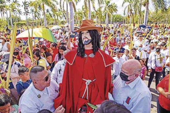 Católicos cargan una imagen de Jesús en la procesión del Domingo de Ramos en el inicio de las festividades religiosas de Semana Santa, en Managua (Nicaragua).