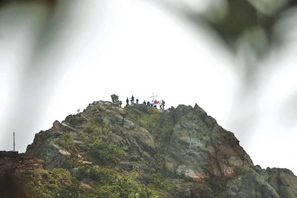 Para poder llegar a la cima del volcán se tiene dos opciones: a pie o en auto tipo 4x4.