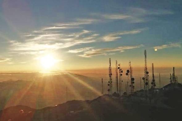 Los turistas pueden acampar en la cima del volcán.