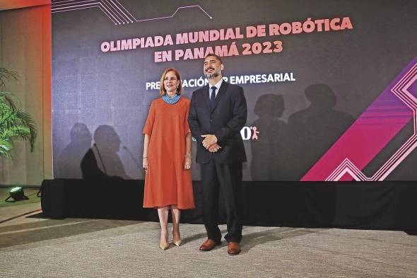 La primera dama de la República, Yazmín Colón de Cortizo, junto al presidente de Fundesteam, Marvin Castillo