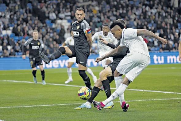 El defensa brasileño del Real Madrid Éder Militão (d) durante el partido ante el Elche.