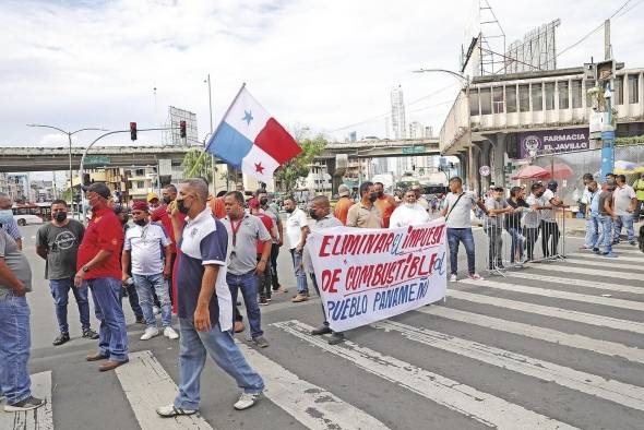 Transportistas protestan frente a la Asamblea Nacional.