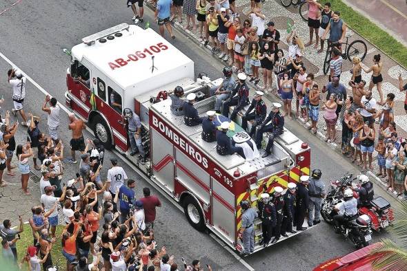 El féretro fue llevado al cementerio sobre un camión de bomberos.