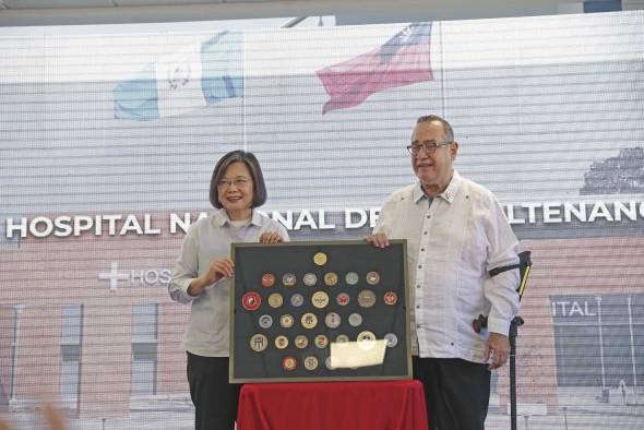 El presidente de Guatemala, Alejandro Giammattei, y la presidenta de Taiwán, Tsai Ing-wen.