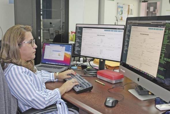 La Dra. Muñoz es ingeniera en sistemas computacionales, cuenta con una maestría en computación, un doctorado en aplicaciones de la informática, además de poseer postgrados en docencia superior y alta gerencia.