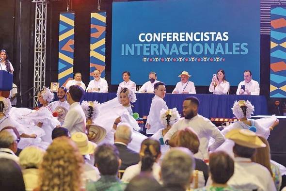 En la Feria Nacional de Artesanías se otorgaron reconocimientos a artesanos destacados.