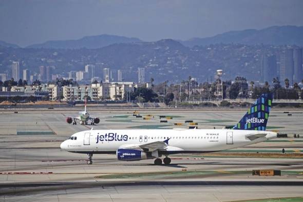 Un avión de JetBlue Airbus en el aeropuerto de Los Ángeles.