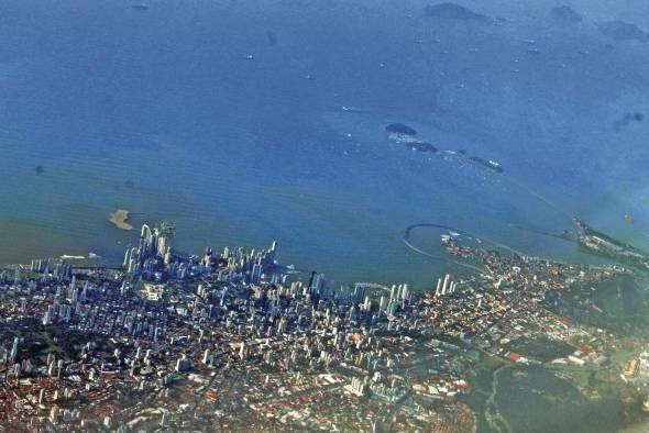 Vista aérea de la ciudad de Panamá y del sector de torres de apartamentos en el borde costero y el sector de San Francisco.