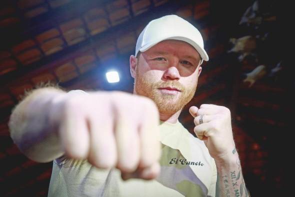 Canelo Álvarez, el único deportista latino presente en la lista.