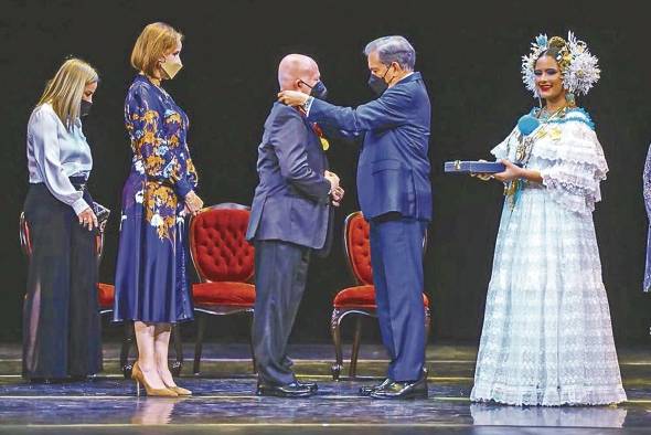 La medalla de honor obedece a la condecoración Rogelio Sinán, un referente de las letras en suelo panameño.