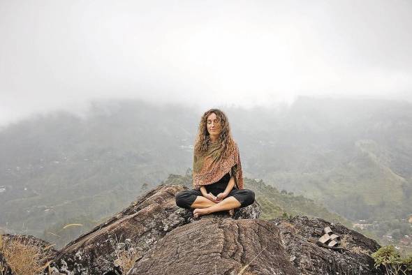 Una forma de aliviar este síndrome es la meditación, la gestión del estrés y el control de la respiración.