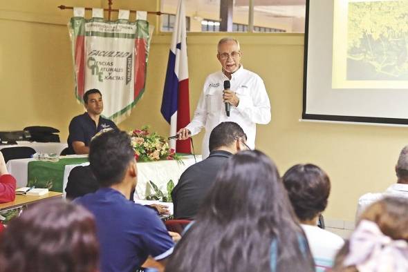 El equipo de profesionales que trabajó en el Estudio de Impacto Ambiental de Puerto Barú dio amplias explicaciones del proyecto a profesores y estudiantes de las carreras científicas de la Unachi sobre los hallazgos de la investigación y cómo este proyecto tendrá un impacto positivo en la provincia.