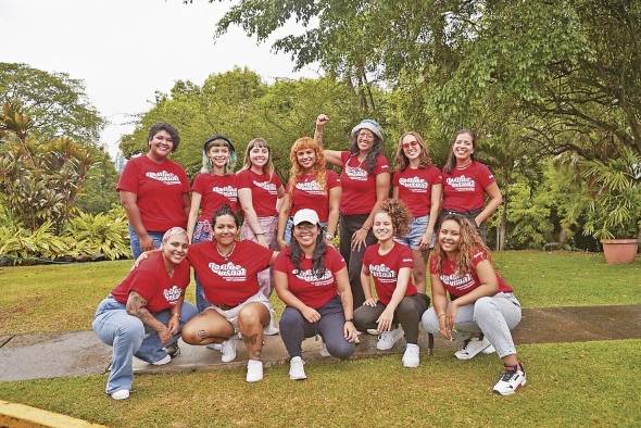 Las artistas junto a las organizadoras de 'La voz visual'.