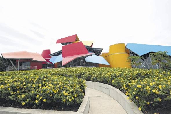 Jardines del Biomuseo, al fondo, su colorido edificio