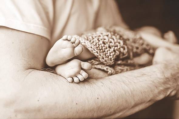 El tiempo que pasa el padre presente influye en la madre.