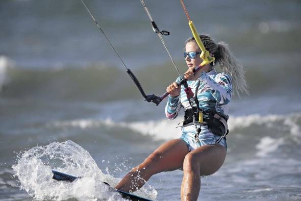 En Panamá, este deporte extremo es promovido por la escuela Machete Kites, donde el deportista se desliza por el mar y hace piruetas propulsado por una cometa.