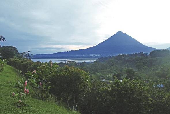 Volcán Arenal, Costa Rica. La ubicación de América Central ha condicionado a la región a encontrarse en un entorno en el que conviven amenazas geológicas.