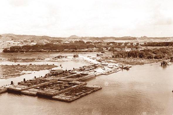 Vista del poblado de Diablo al fondo, con la draga Ajaz en primer plano, para 1942. En 1939, este poblado fue asignado como el campamento para la construcción del tercer juego de esclusas, proyecto que se suspendería en 1942 con el inicio de la Segunda Guerra Mundial.