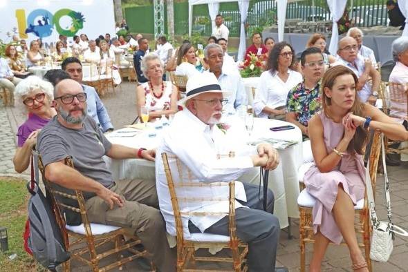 Durante la velada se entregaron reconocimientos a trabajadores con más de 15, 30 y 40 años de servicio.