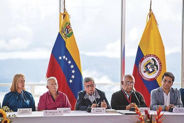 Gobierno de Colombia y ELN reinician diálogo de paz en Caracas.