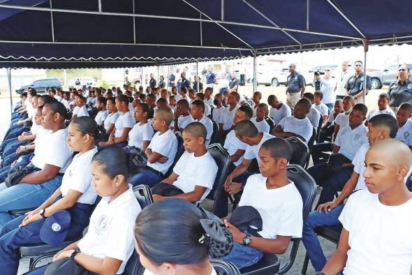 300 estudiantes se instruyen en la Academia Encontrando el Camino Correcto.