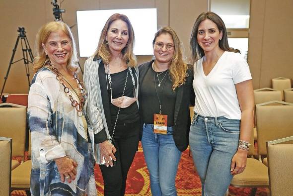 Marcy Shacalo, Vivian Btesh, Ivy Btesh y Monique Btesh