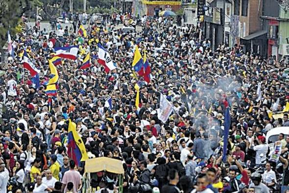 Simpatizantes de Gustavo Petro celebran.