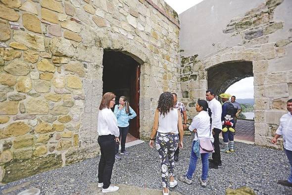 Turistas visitan el fuerte de San Lorenzo, en la provincia de Colón (Panamá).