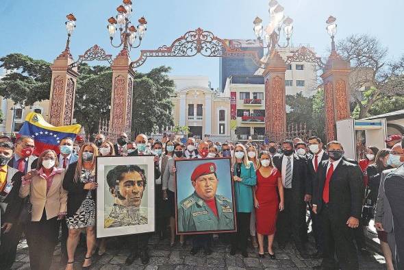 La primera dama de Venezuela, Cilia Flores, y los líderes chavistas Diosdado Cabello y Jorge Rodríguez, entre otros, en la plaza Bolívar del centro de Caracas (Venezuela).