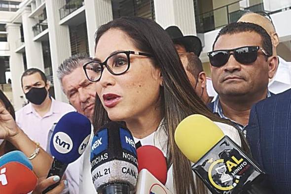 Zulay Rodríguez en los predios del Tribunal Electoral.