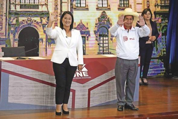 Fujimori (i) y Castillo (d) llegan al balotaje en un ambiente de enorme polarización.