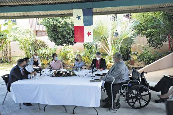 Imagen del panel que presidió la primera dama junto al doctor Orlando Quintero, activistas y Stewart Tuttle, jefe de misión interino embajada de Estados Unidos.