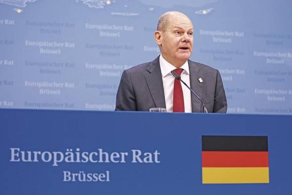 El canciller alemán, Olaf Scholz, en una rueda de prensa al final del segundo día de una Cumbre de la UE en Bruselas el pasado viernes, aseguró que “no hay motivo para estar preocupado” por el Deutsche Bank